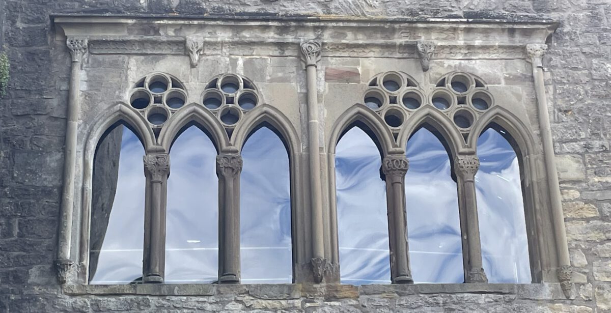 Die gotischen Fenster der Münze